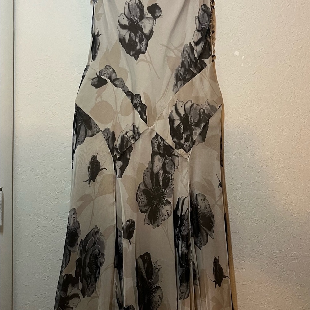 Carmen Marc Valvo Beige and Black Floral Slip Dress - Picture 7 of 8